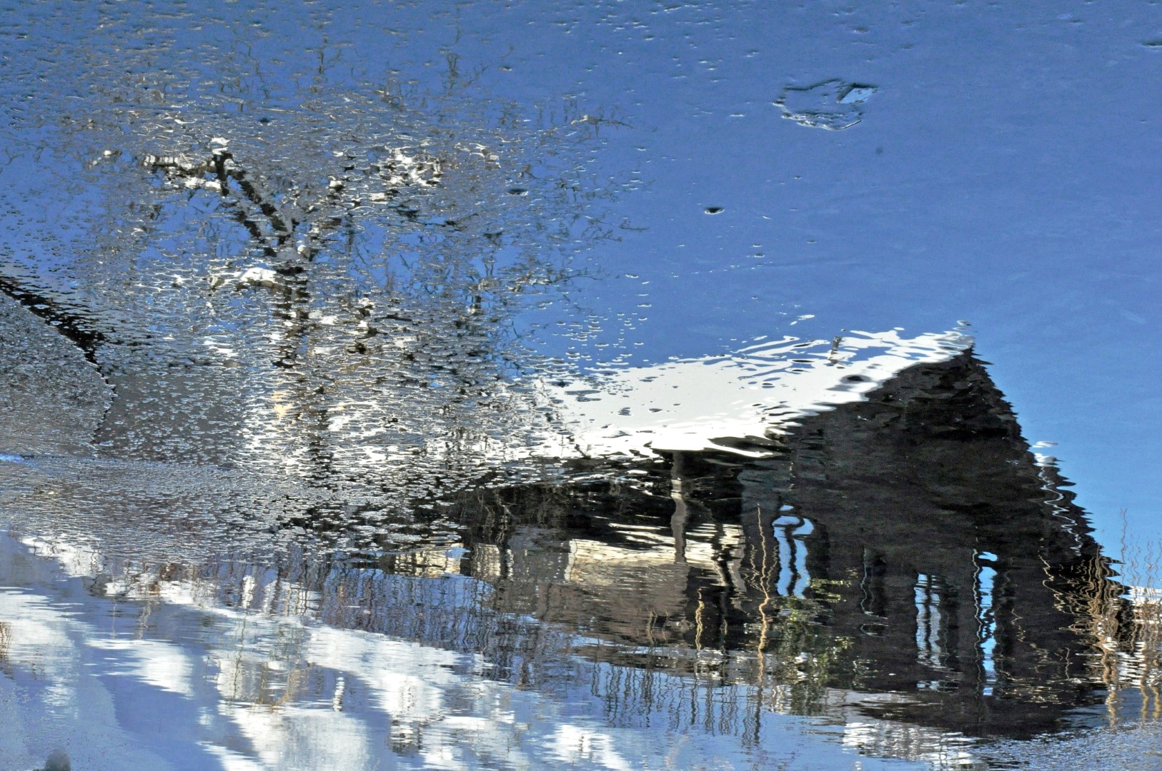 Holzhütte im Winter
